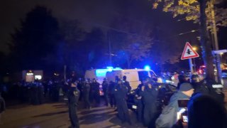 בברלין פרצו המהומות במהלך הפגנה הערב של תנועת הנוער "ג'אן ז' כובע גנג'וג'ו #33" ("Generation Z הוא עייף & #…