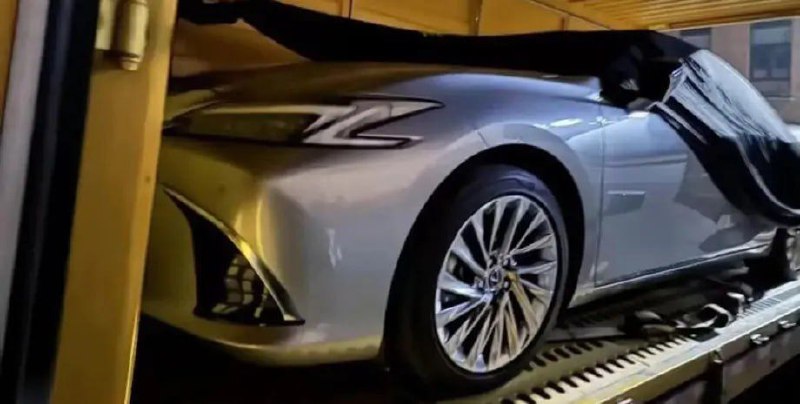 В Сеть попали первые фото обновленного Lexus ES