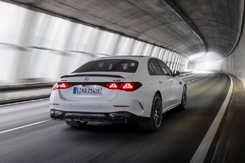 Коротко о ценах: в Россию привезли новый Mercedes E53 AMG (не путать с E63) за 17 МИЛЛИОНОВ рублей. 2