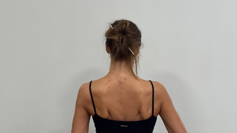 Когда небрежность требует точности 🙌🏻Вернулась к практике и собственному обучению. Иногда полезно остановиться и снова начать с базы — смотреть на привычные вещи под новым углом. Сейчас тренирую укладки: растрёпанные пучки, вайб «депрессивных волос» — немного или много небрежности, которая на самом деле требует точности. Заодно пробовала, как мои украшения смотрятся в разных волосах — каждый раз как новое. Учусь не только технике, но и дополнительной стилизации.🌹Когда небрежность требует точности 🙌🏻Вернулась к практике и собственному обучению. Иногда полезно остановиться и снова начать с базы — смотреть на привычные вещи под новым углом. Сейчас тренирую укладки: растрёпанные пучки, вайб «депрессивных волос» — немного или много небрежности, которая на самом деле требует точности. Заодно пробовала, как мои украшения смотрятся в разных волосах — каждый раз как новое. Учусь не только технике, но и дополнительной стилизации.🌹