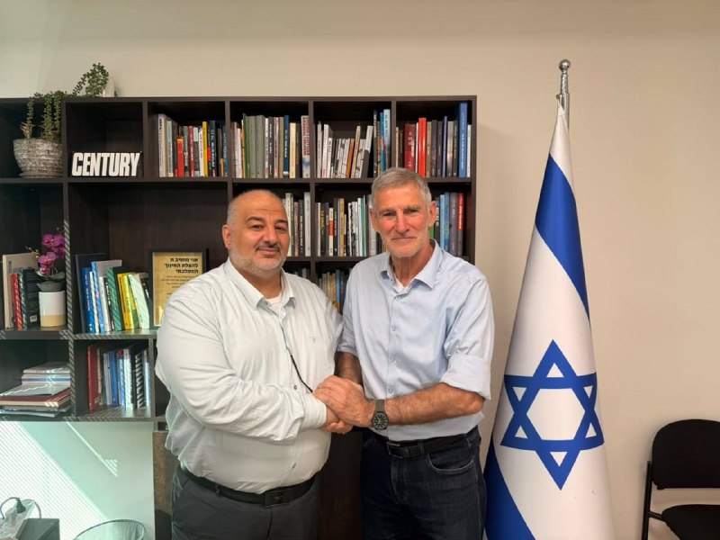 מנצור עבאס ויאיר גולן נפגשו היום, בפגישה הרשמית הראשונה בין ראש הרשימה המאוחדת לאחד מראשי מחנה צ'יינג', כדי…