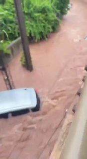 חדש: גשמים עזים הציפו בתים וכבישים ומכוניות טבולות בבירת פקיסטן, איסלמבאד.