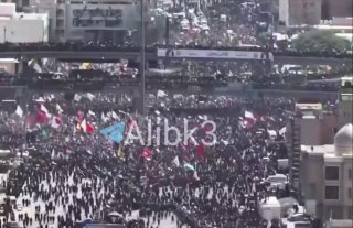 המונים של מיליוני משתתפים בטקס הלווייתו של מנהיג המהפכה האסלאמית שנהרג, סייד עלי חמינאי, בנג'ף.