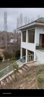 Dacha daryo bo'yida, suv uchun bochka