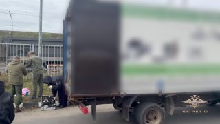 Убийцей-расчленителем из Нижегородской области оказался дезертир. Он сбежал из воинской части, убил свою сожительницу, её мать и дочь. Вину подозреваемый признал частично.Тройное убийство раскрылось на посту ДПС в Нижнем Новгороде — полицейские остановили 