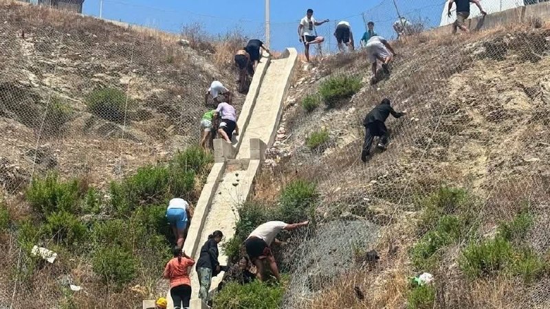 אלפי אנשים מגיעים לחופי ספרד ממרוקו, והממשלה הספרדית מבקשת סיוע מהצבא וכוחות הביטחון. כוחות הביטחון המרוקאי…