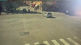 Автомобиль сбил пешеходов на улице в итальянской Модене и врезался в витрину магазина, пострадали не менее семи человек, водитель задержан, сообщил мэр города Массимо Меццетти.«Семь человек получили ранения, двое из них — серьезные, — приводит слова мэра G