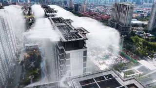 This neighborhood in China built a "rooftop rain" mist system that drops temps 5-8°C in minutes.Science and facts💡