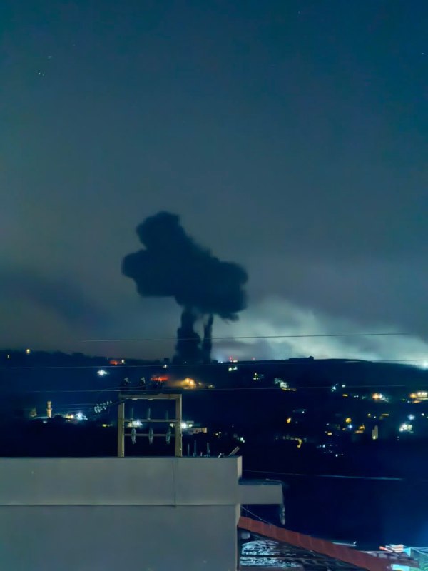 🚨🚨 לילה קשה לדרום עקב פיצוצים, הפצצות ארטילריות ופשיטות של כלי טיס צבאיים על אל-מנצורי, שם הפיצוצים מתואר…