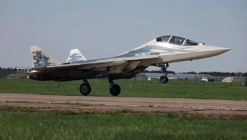 Состоялся первый полет прототипа двухместного истребителя пятого поколения