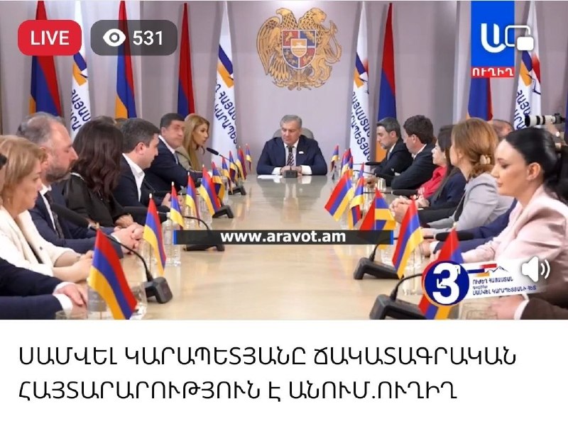 Самвел Карапетян выступает перед аудиторией в Армении, обсуждая земельное законодательство.