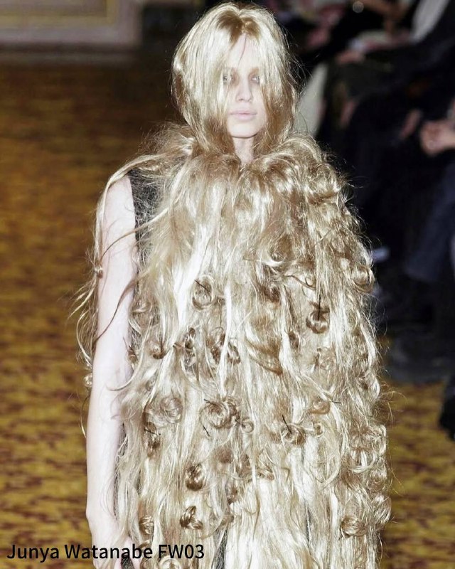 Кацуя Камо — японский стилист, превративший парикмахерское искусство в скульптуру и перформанс. Родился в 1965 году в Фукуоке, начал обучение в Японии, затем работал в Париже с Тэцуя Тамурой. Его стиль сочетал архитектурные формы и необычные материалы — зеркала, перья, латекс, пластик. Вернувшись в Токио в 1996 году, Камо сотрудничал с дизайнерами Джунья Ватанабе (у моего Саши на канале был пост) и Джуном Такахаши, создавая авангардные головные уборы, стирающие грани между аксессуаром и искусством. Его работы для Ватанабе включали металлические каркасы и яркие диски, а для Такахаши — перфорированные маски и короны из терновника.Международное признание пришло в 2007 году после сотрудничества с Карлом Лагерфельдом, для которого Камо создал венки и цветочные головные уборы из бумаги для коллекций Chanel.Камо продолжил экспериментировать с разнообразными материалами, создавая воздушные прически и футуристические головные уборы для дизайнеров, таких как Кико Костадинов. Он ушел в 2020 году, оставив наследие, которое объединяет моду, скульптуру и перформанс, превращая обычные материалы в поэзию и философию.Пост украден тутКацуя Камо — японский стилист, превративший парикмахерское искусство в скульптуру и перформанс. Родился в 1965 году в Фукуоке, начал обучение в Японии, затем работал в Париже с Тэцуя Тамурой. Его стиль сочетал архитектурные формы и необычные материалы — зеркала, перья, латекс, пластик. Вернувшись в Токио в 1996 году, Камо сотрудничал с дизайнерами Джунья Ватанабе (у моего Саши на канале был пост) и Джуном Такахаши, создавая авангардные головные уборы, стирающие грани между аксессуаром и искусством. Его работы для Ватанабе включали металлические каркасы и яркие диски, а для Такахаши — перфорированные маски и короны из терновника.Международное признание пришло в 2007 году после сотрудничества с Карлом Лагерфельдом, для которого Камо создал венки и цветочные головные уборы из бумаги для коллекций Chanel.Камо продолжил экспериментировать с разнообразными материалами, создавая воздушные прически и футуристические головные уборы для дизайнеров, таких как Кико Костадинов. Он ушел в 2020 году, оставив наследие, которое объединяет моду, скульптуру и перформанс, превращая обычные материалы в поэзию и философию.Пост украден тут