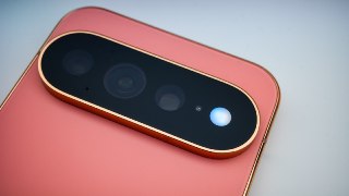 Как испортить в смартфоне даже фонарик? Отвечает GoogleМощность фонарика в Pixel 11 Pro оказалась самой низкой среди конкурентов: всё из-за особого покрытия блока вспышки, куда встроена функция HiLight. Проведя тесты, обозреватели установили, что яркость ф