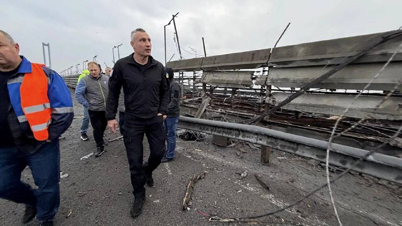 קייב בונה מעברי גיבוי מעל הדניפרו בזמן שרוסיה ממשיכה לכוון לגשרים ברחבי אוקראינה. הנתיבים החלופיים הראשונים…