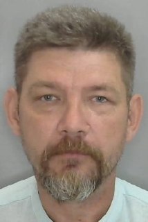 В Оренбургской области задержан мужчина, застреливший полицейского, сообщили в МВД:«Нарядом Госавтоинспекции злоумышленник был обнаружен и блокирован в районе села Белошапка».Днем 16 апреля в поселке Аккермановка полицейские попытались задержать Сергея Бас