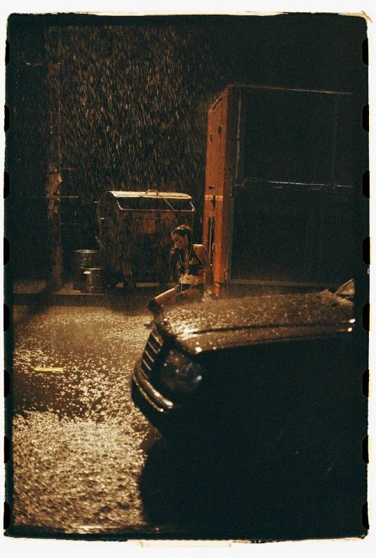 Клип KAYA — «Черное пальто» Как вы уже можете догадаться, я отвечала за волосы✌🏻Короткое тз от продакшн:  «Волосы - чёлки, эффект мокрых волос, выбеленные волосы и тд.» — это полный карт-бланш для стилиста, который ищет в самих съемках вдохновения. Важным моментом в создании образа главной героини было использование увлажняющий средств и полное отсутствие фиксации. Я выбрала термо-спрей перед накруткой и увлажняющий крем после, чтобы защитить и протекстурировать волосы + добиться естественного влажного эффекта. Это позволяло волосам долгое время поддерживать вид «до» и «после дождя», что особенно важно для настроения клипа. В результате, во время сцен с водой, несмотря на дождь, как из ведра, волосы сохраняли свой объем и структуру. Секрет кудрей под дождем у артистки — густой шиньон, который был прикреплен к хвосту.Для всего важен визуальный ряд. В итоге, это был самый настоящий профессиональный процесс, симбиоз работы стилистов, гримеров и режиссера, где каждая деталь в образах играла свою роль.Приятного просмотра: 