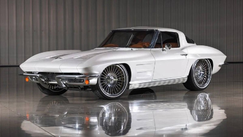 В США продают два рестомода Chevrolet Corvette