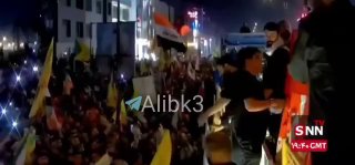 עיראקים מקיפים את גופת האימאם שנהרג בדרך המובילה למקדש האימאם חוסיין, עליו השלום.