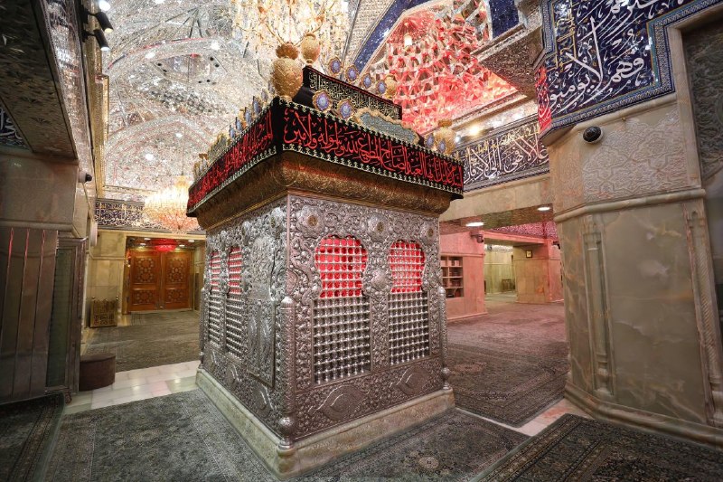 وارثون: قیلَ کانَ الحُسَینُ (علیه‌السلام) إذا رَأَی القُبورَ قالَ: ما أحسَنَ ظَواهِرَها، و إنَّمَا الدَّواهی فی بُطونِها، فَاللّ