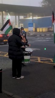 עמדת מחאה מול נמל טילברי במחוז אסקס, דרום מזרח אנגליה, לדרישה להפסיק את ייצוא הנשק לכיבוש הישראלי.