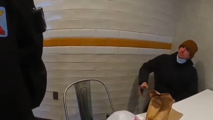 JUST IN - 'זה שוחרר בפעם הראשונה' - יותר מ-30 דקות 'צילומי מצלמת גוף' מראה כיצד לואיג'י מנג'ונה נעצר בתוך מקדונלדס לאחר שרצח את מנכ"ל United Healthcare