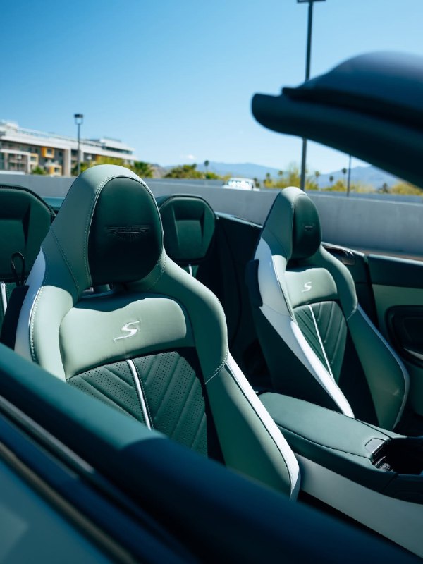 Aston Martin  DB12 S Volante 3
