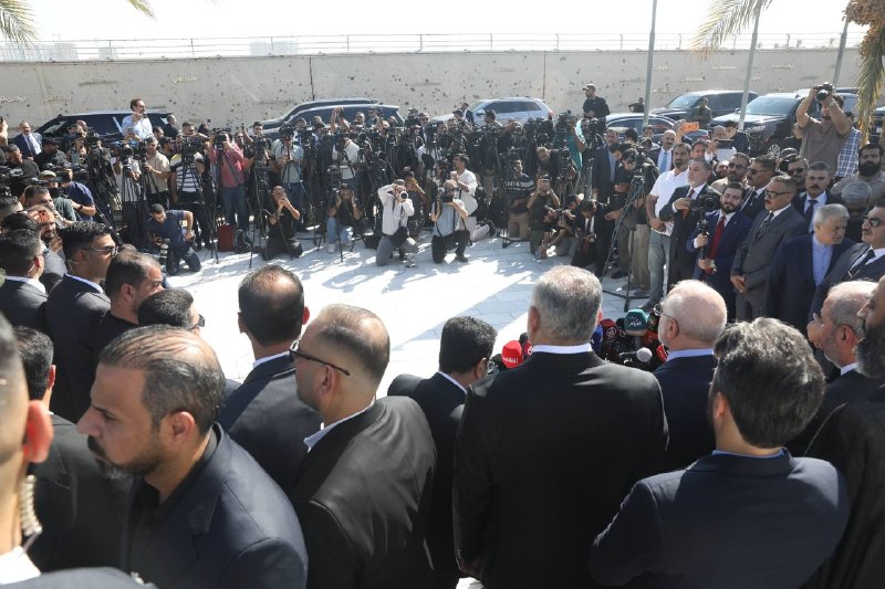 صبح نو: ♦️استقبال گسترده خبرنگاران از سفر قالیباف به عراق که در این عکس در محل شهادت شهید سلیمانی و شهید مهندس مشخص است@sobhe_no