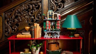 LEGO представила набор по «Гарри Поттеру» с мини-Хогвартсом  Конструктор относительно небольшой — его высота в собранном виде составляет 14 см. Инсталляция включает в себя как основные башни Хогвартса, так и миниатюрную тайную комнату и помещение с магичес