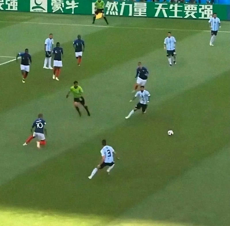 ⚽️ بیست و دو | Bistodo: 🇫🇷💀 نمیدونم چطوری قانعتون کنم ولی امباپه اولین کسی بود که به توپ رسید و از طریق همین توپ در محوطه حریف پنالتی گرفت :⚽️ @
