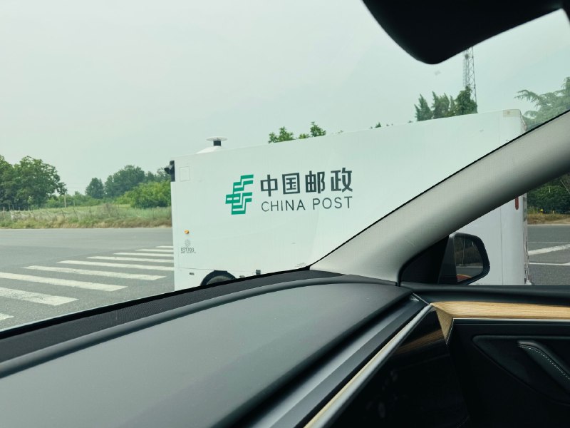 移动红绿灯口，没有摄像头，很多人闯红灯