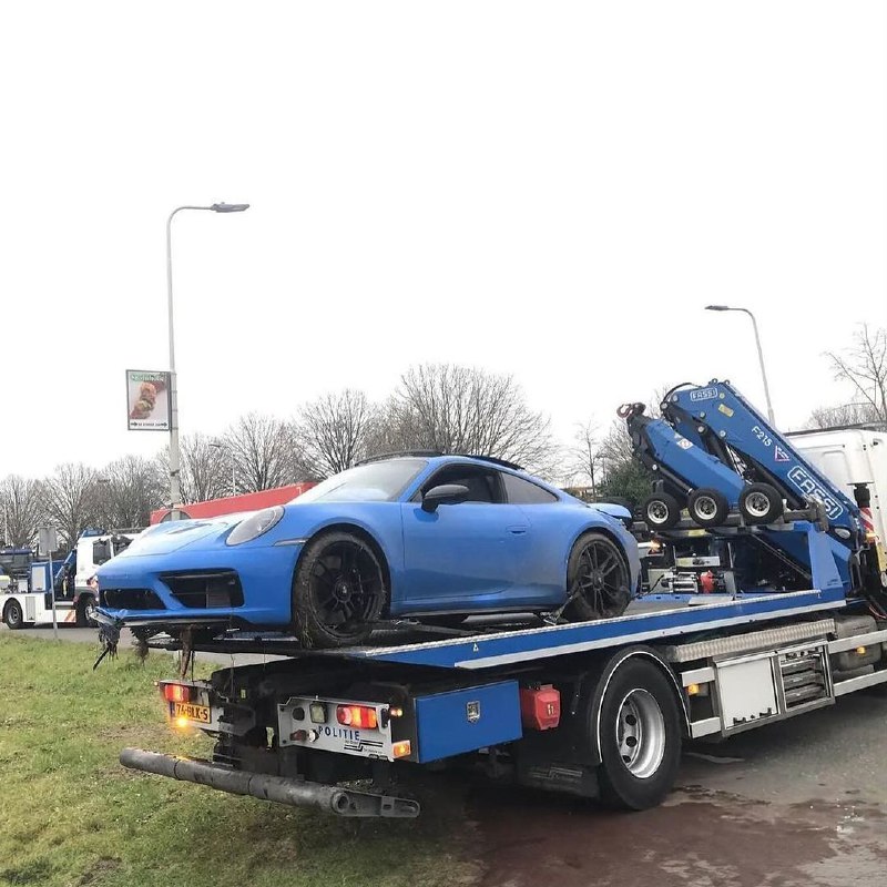 Porsche 911 Carrera 4 GTS с киевскими номерами затонул в озере в Нидерландах 2