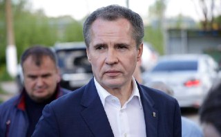 Губернатор Белгородской области Гладков объявил, что продлил свой отпуск на две недели «по рекомендации врачей».Ранее «Ведомости» сообщили, что Гладков может уйти в отставку. По информации издания, его могут назначить послом России в Абхазии.