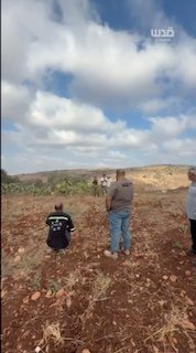 הרגע שבו צעיר נורה על ידי חיילי הכיבוש בעת אבטחת מספר מתנחלים שהסתערו על אדמות הכפר פקואה, מזרחית לג'נין.