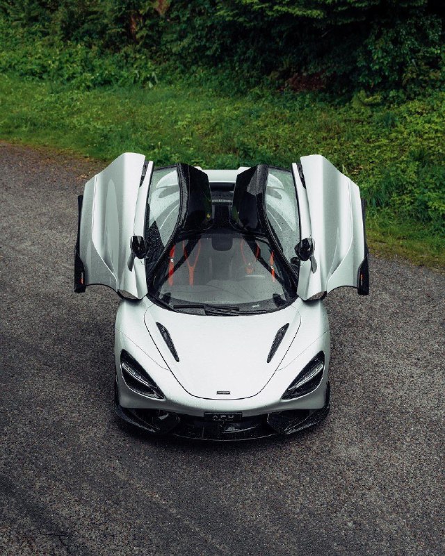 McLaren 765LTДвигатель: 4.0 V8 BiTurbo M840T Мощность: 765 л.с. Крутящий момент: