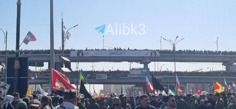 הגשרים הממוקמים על שביל הלוויה של גופתו הטהורה של המנהיג המהפכן שנהרג עלי חמינאי בנג'ף אל-אשרף היו עמוסים ב…