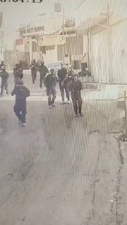 כוחות הכיבוש עוצרים צעיר בעיר אל-דהריה, דרומית לחברון.