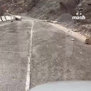 Туристы, планирующие отдых в Дагестане, сдают свои билеты после новостей о наводнении и разрушениях зданий. В горах начались оползни из-за дождей и мокрого снега, в ряде районов отсутствует свет.Туроператоры рассказали Mash, что часть путешественников ожид