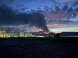 В Новороссийске из-за атаки дрона произошел пожар на территории перевалочного комплекса, пострадавших нет, сообщил оперштаб Краснодарского края. По данным Astra, атакована и горит промышленная площадка «Грушовая» — крупнейший резервуарный парк перевалочног