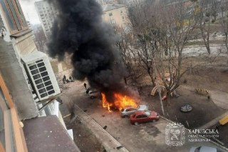 В результате ударов беспилотников по Харькову пострадали девять человек, в многоквартирном доме выбиты окна, загорелось несколько автомобилей, один из ударов пришелся на частный дом — местные власти