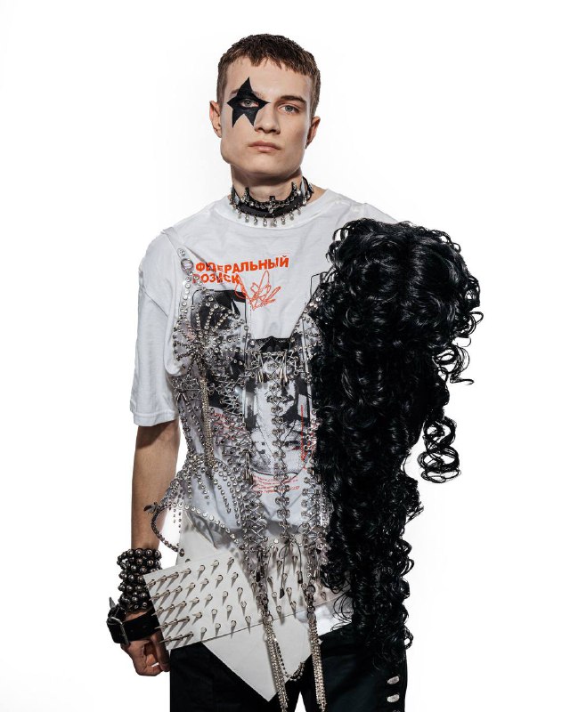 Съемка «панк 18 века» или «Антуанетта в конверсах», не сложно догадаться по теме, что мы выбрали работу с париками. Долго думала и в итоге решила — пора делиться знаниями о париках с другими мастерами. Мы фантазируем на тему, что было под париками, если бы дворяне были панками.Мода на парики началась с Людовика XIV, который носил их из-за облысения, а придворные были обязаны следовать примеру правителя. Парики служили для скрытия алопеции и борьбы со вшами.  Благодаря практичности и эстетике, мода на парики распространилась по Европе,а в Россию её привёз ПётрI. В XVIII веке парики сочетали практические и декоративные функции, а их качество и сложность становились показателем социального статуса.Экстравагантные прически — важный элемент панк-культуры: объем, яркие цвета и неухоженность отражают индивидуальность и протест против потребительства.В отличие от XVIII века, где парики символизировали аккуратность и статус, панк-волосы воплощают небрежность и бунт. Общими чертами остаются сложность исполнения и объем. Это пересечение стилей наглядно проявилось в показах Вивьен Вествуд, где рококо сочеталось с гранжем.Съемка «панк 18 века» или «Антуанетта в конверсах», не сложно догадаться по теме, что мы выбрали работу с париками. Долго думала и в итоге решила — пора делиться знаниями о париках с другими мастерами. Мы фантазируем на тему, что было под париками, если бы дворяне были панками.Мода на парики началась с Людовика XIV, который носил их из-за облысения, а придворные были обязаны следовать примеру правителя. Парики служили для скрытия алопеции и борьбы со вшами.  Благодаря практичности и эстетике, мода на парики распространилась по Европе,а в Россию её привёз ПётрI. В XVIII веке парики сочетали практические и декоративные функции, а их качество и сложность становились показателем социального статуса.Экстравагантные прически — важный элемент панк-культуры: объем, яркие цвета и неухоженность отражают индивидуальность и протест против потребительства.В отличие от XVIII века, где парики символизировали аккуратность и статус, панк-волосы воплощают небрежность и бунт. Общими чертами остаются сложность исполнения и объем. Это пересечение стилей наглядно проявилось в показах Вивьен Вествуд, где рококо сочеталось с гранжем.