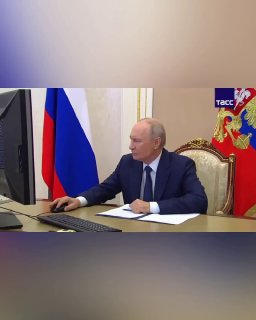 Even Putin uses cracked windows