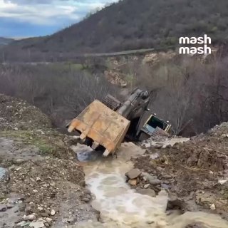 На ливнёвки в Дагестане выделили больше 12 млрд рублей за три года — но дожди всё равно утопили регион. За последние три дня ущерб перевалил за 1 млрд: подтопило более 700 домов, колледжи и фермы, разрушило четыре моста, машины уносит течением — две до сих