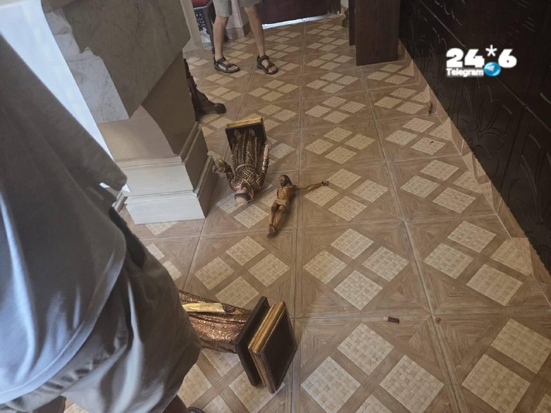 🇮🇱 פסלים הופלו לרצפה ונותצו, צלבים נשברו: המשטרה עצרה לפני זמן קצר חשוד בן 20 בביצוע ונדליזם וגרימת נזק א…