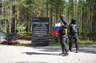 Казаки и представители «Русской общины» приехали в урочище Сандармох в Карелии, где ежегодно проходит акция памяти жертв сталинских репрессий. Об этом сообщает издание SotaVision, которое российские власти считают иноагентом. По данным издания, они сопрово