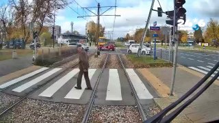 🇮🇱 בווארשה גרם משאית לשיבושים בתנועת הרכבות למשך עשר שעות. בבירת פולין, ווארשה, נהג משאית פגע ברשת החשמל…