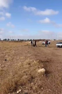 תושבי הג'בעה מעזיז מתכנסים ליד העיירה ג'בע, צפונית לירושלים הכבושה, מסכלים את התקפת המיליציות של המתנחלים ו…