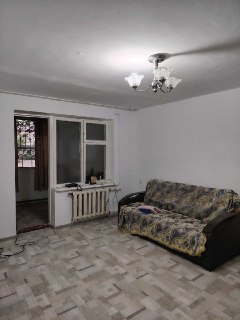 Квартира 2 комнатная, в 2 этажном доме. Первый этаж.