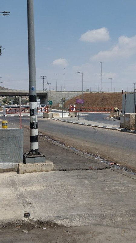 الاحتلال يغلق مدخل بلدة حوارة جنوب نابلس