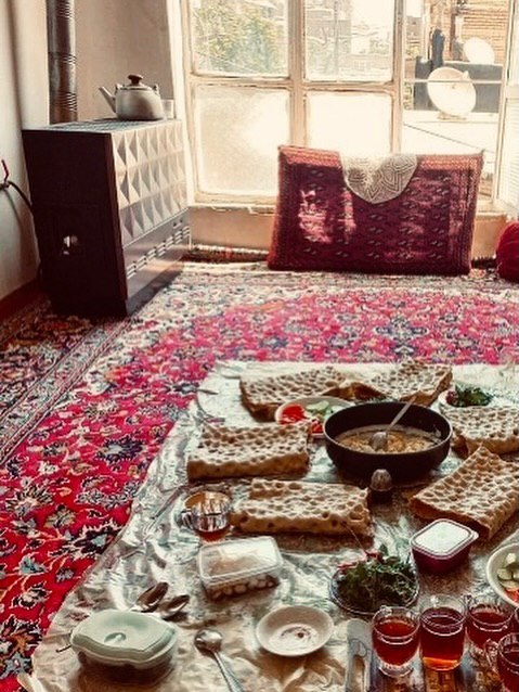 خاطرات خانه ی پدری: بوی جزییات این عکس برای همهتون آشناست… اون کتری آب جوشِ روی بخاری… اون لیوانهای با شکلهای مختلف که توش خوشمزهترین چا