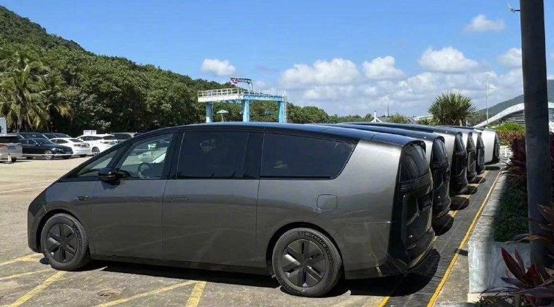 В Китае начались продажи электрического минивэна Li Auto Mega 4